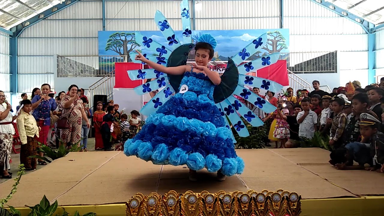 Baju Fashion Show Dari Bahan Bekas Gifari News