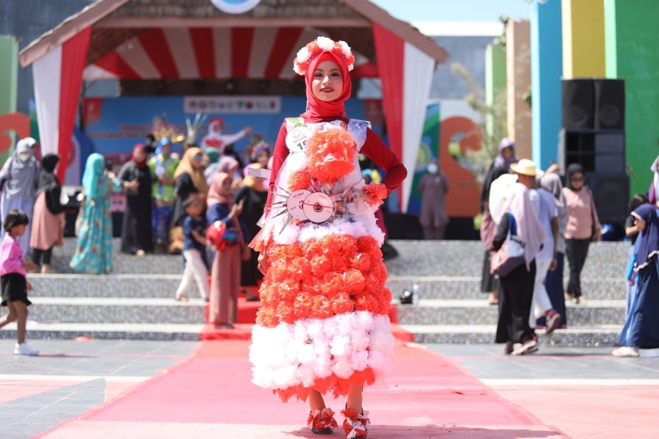 Baju Fashion Show Daur Ulang Homecare24