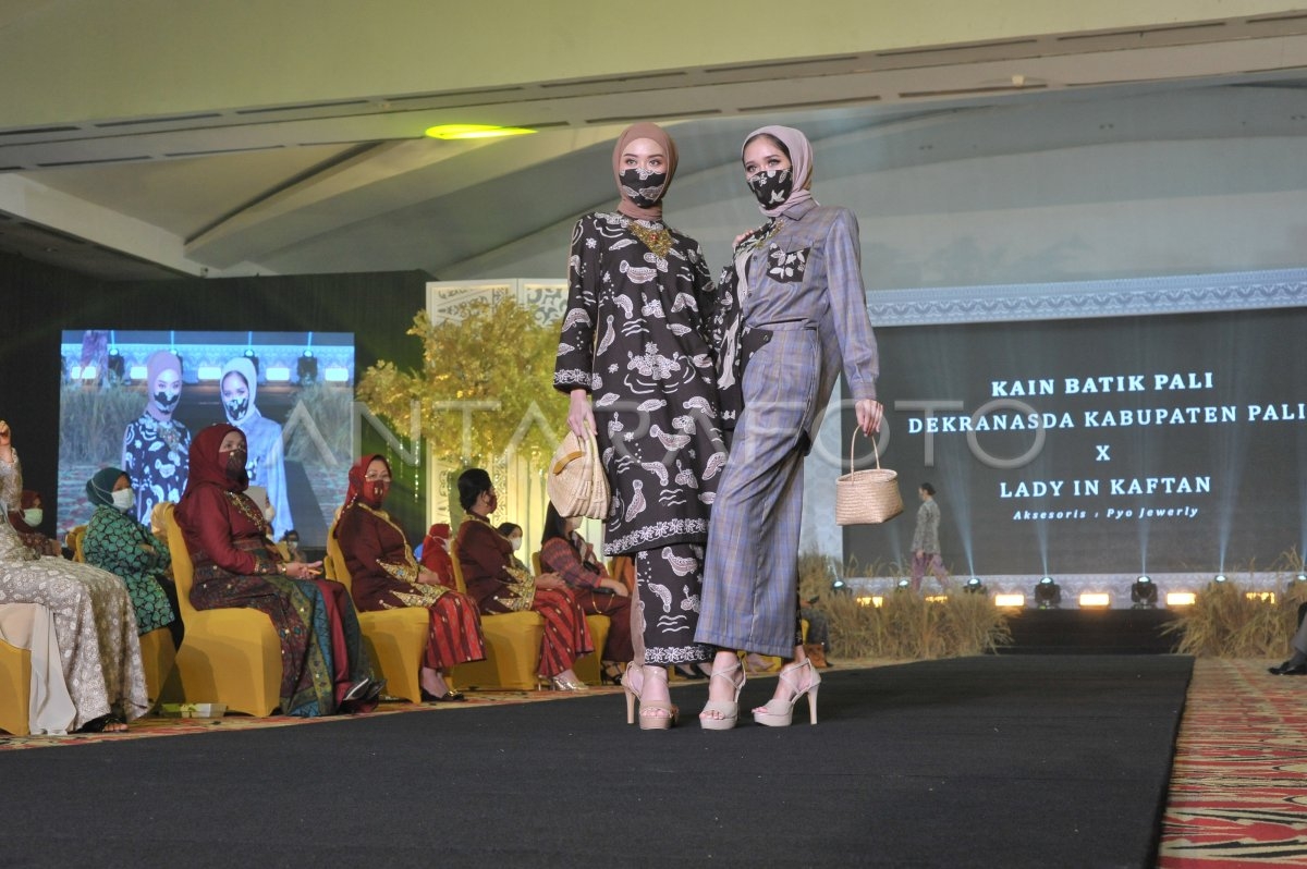 FASHION SHOW KAIN KHAS SUMSEL ANTARA Foto