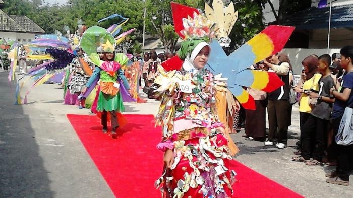 Fashion Show Pakaian Bekas Daur Ulang Ala Anak Pramuka Tribunsumsel