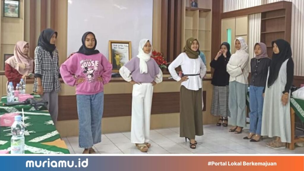 Ikuti Latihan Fashion Show Siswi SMA Muhiku Kian Percaya Diri Muriamu ID