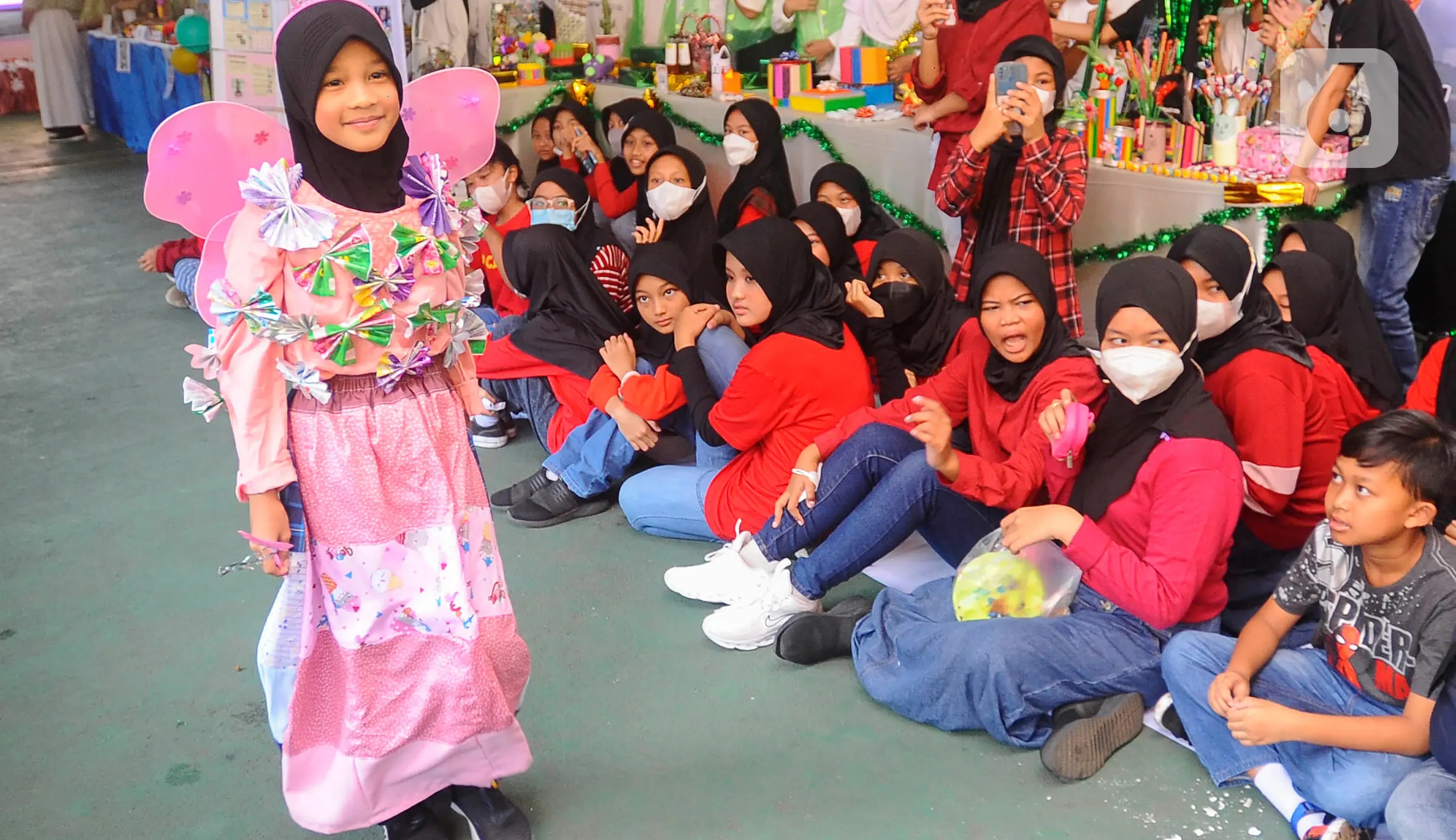Lenggak lenggok Fashion Show Siswa SD Depok Berkostum Limbah Plastik 