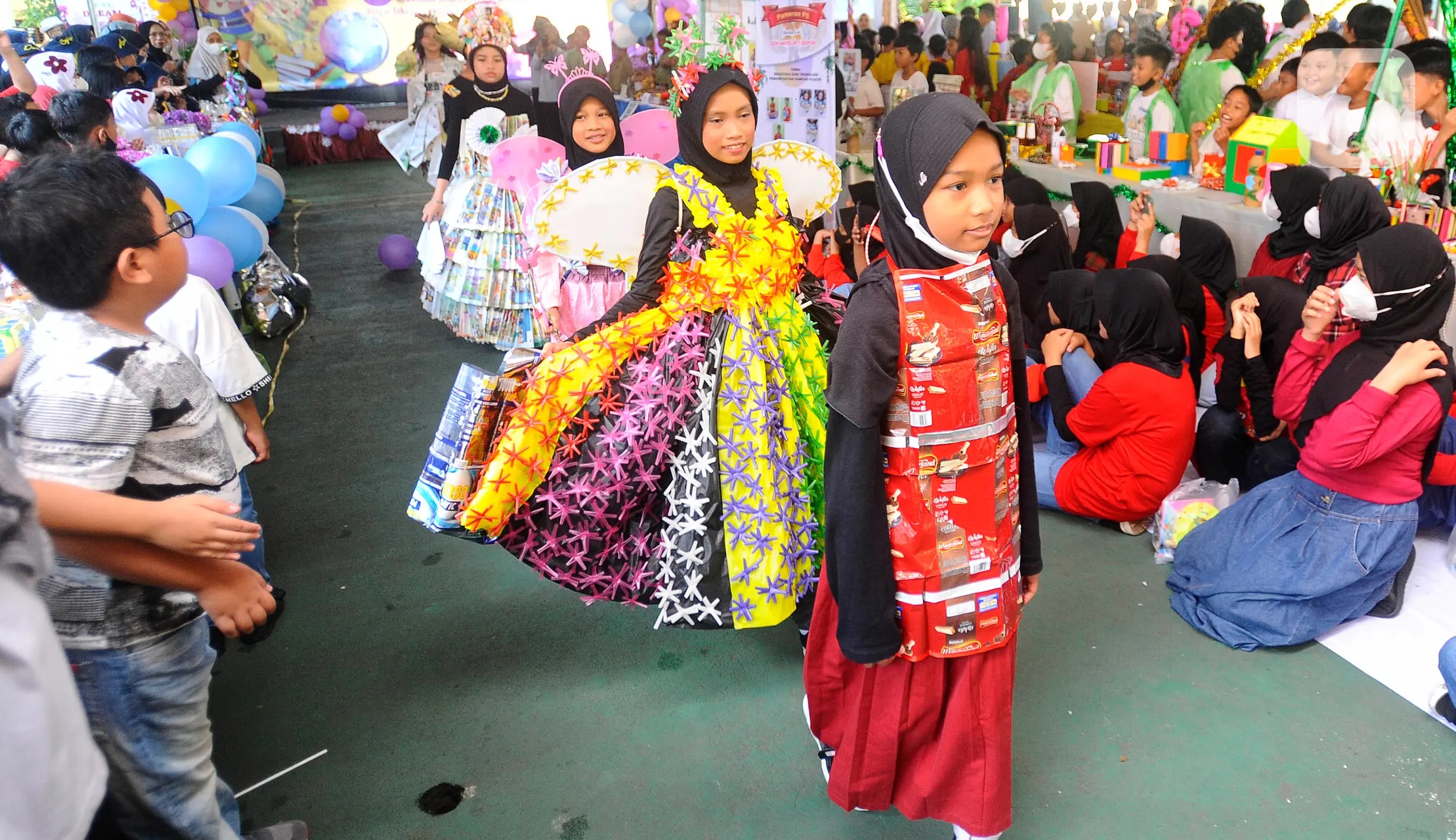 Lenggak lenggok Fashion Show Siswa SD Depok Berkostum Limbah Plastik 