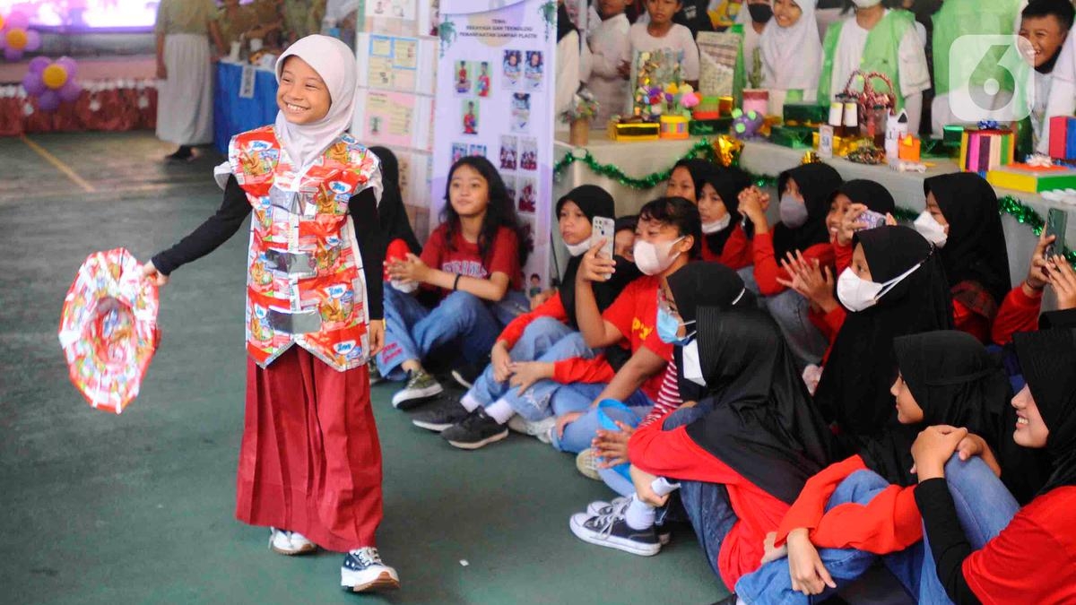Lenggak lenggok Fashion Show Siswa SD Depok Berkostum Limbah Plastik 