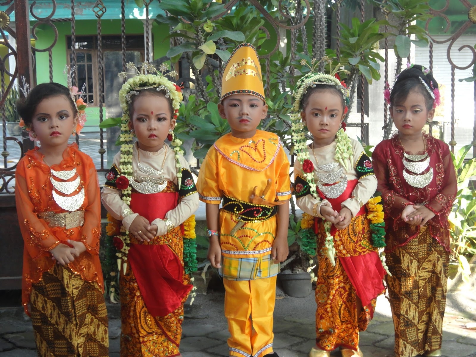 Pakaian Adat Profesi Anak Anak Dan Dewasa Riset